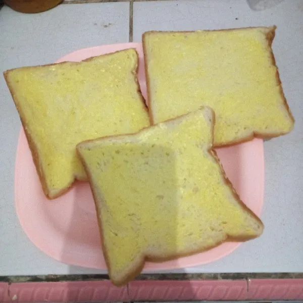 Siapkan roti tawar, olesi dengan margarin satu sisi saja.