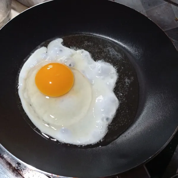 Buat telur ceplok setengah matang