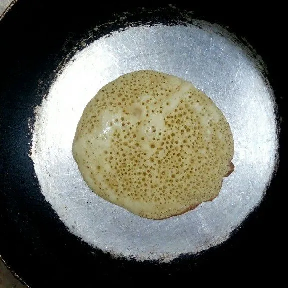 Tuang satu sendok sayur adonan ke dalam teflon yang sudah diolesi dengan margarin. Angkat saat permukaan atas pancake kering. Lakukan hingga adonan habis!