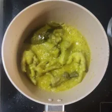 Kemudian tambahkan ceker, kaldu ceker, garam, gula, lada dan kaldu jamur. Aduk rata dan masak sampai bumbu meresap. Koreksi rasa lalu angkat.