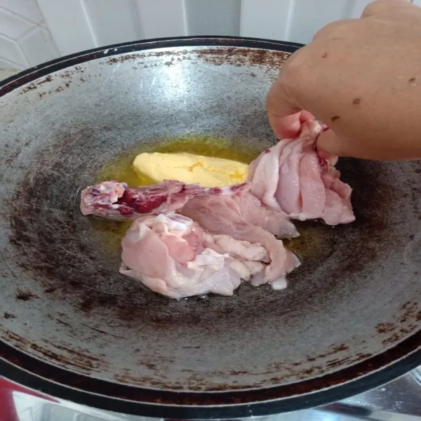 Tanpa menunggu panas, langsung masukkan potongan ayam. Tutup wajan dan masak hingga ayam berubah warna dan mengeluarkan air. Masak kembali selama 10 menit.
