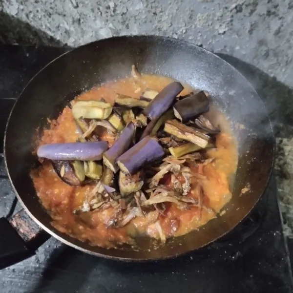 Masukkan ikan teri dan tomat, tambahkan air.