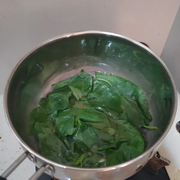 Didihkan air, kemudian rebus bayam selama 2 menit, tiriskan bayam kemudian siram dengan air dingin.