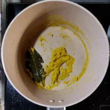 Soto: siapkan bumbu dan tumis bumbu halus, daun jeruk dan daun salam sampai harum.