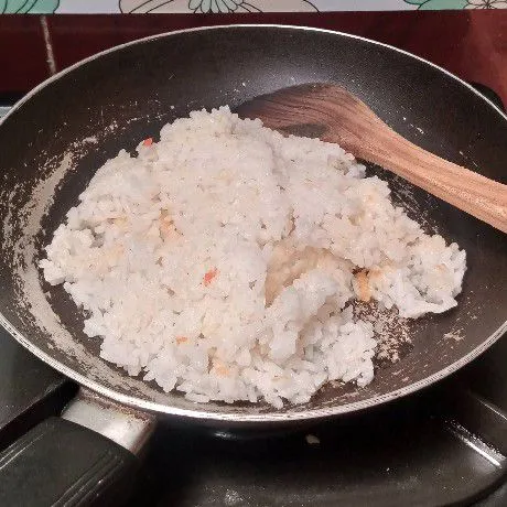 Masukkan nasi putih. Agar sisa bumbu di cobek bersih, taruh nasi di cobek kemudian penyet-penyet, otomatis sisa bumbu tercampur dengan nasinya.