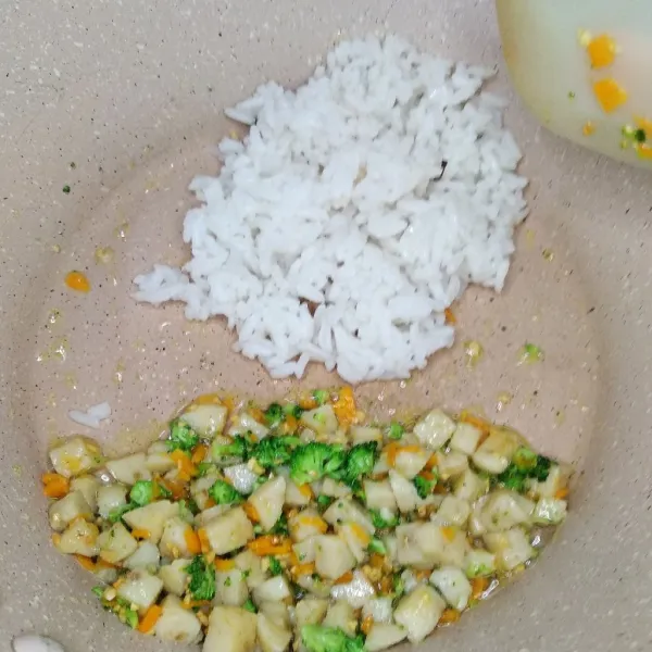 Masukkan nasi aduk rata dengan sayuran.