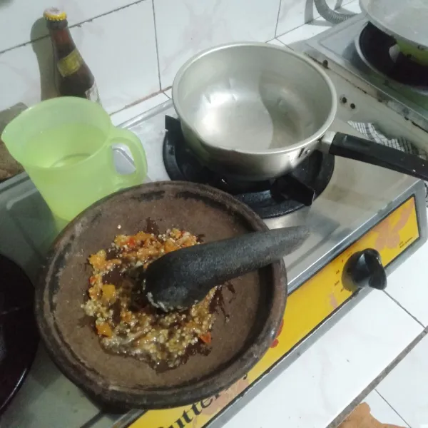 Tumis bumbu di sedikit minyak, lalu tambahkan air secukupnya, aduk hingga rata.