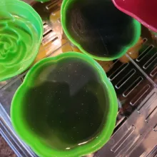 Teteskan pewarna makanan ke dalam agar, aduk. Ambil cetakan bunga mawar, tuang larutan agar-agar. Dinginkan.