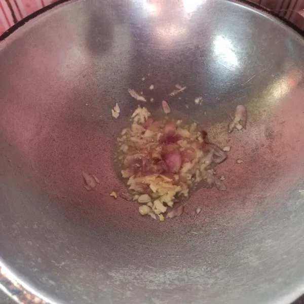 Tumis bawang merah dan bawang putih sampai harum.