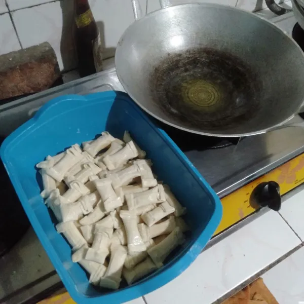 Goreng di minyak yang sudah dipanaskan, goreng hingga warna coklat keemasan, lalu angkat dan tiriskan