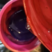 Masak lagi 1/2 bungkus agar-agar, sisa gula dan 600 ml air. Biarkan tanpa warna. Tunggu hingga uap hilang, lalu tuang ke dalam cetakan mawar besar. Saran : tuang sedikit dahulu, biarkan mengeras. Setelah itu letakkan mawar ungu lalu siram lagi hingga tertutup. Diharapkan mawar ungu berada di tengah ya. Biarkan mengeras.