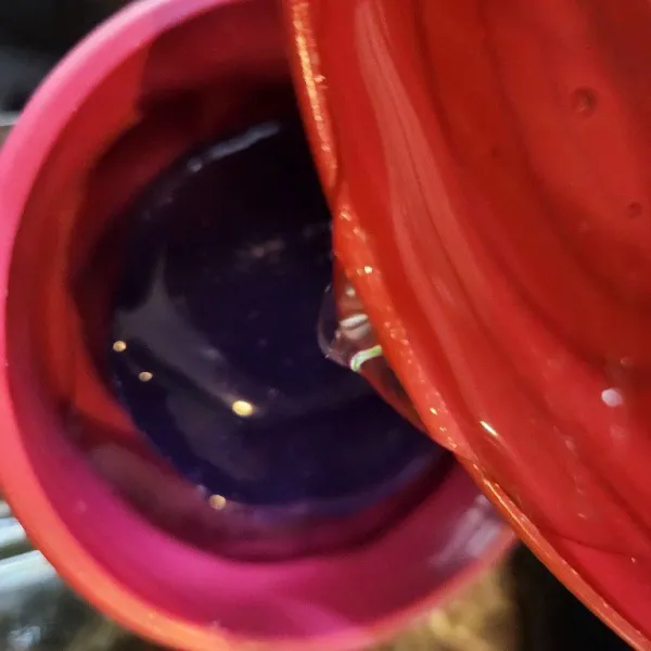 Masak lagi 1/2 bungkus agar-agar, sisa gula dan 600 ml air. Biarkan tanpa warna. Tunggu hingga uap hilang, lalu tuang ke dalam cetakan mawar besar. Saran : tuang sedikit dahulu, biarkan mengeras. Setelah itu letakkan mawar ungu lalu siram lagi hingga tertutup. Diharapkan mawar ungu berada di tengah ya. Biarkan mengeras.