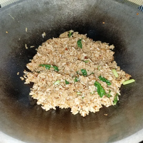 Aduk-aduk terus sampai nasi sedikit kering, koreksi rasanya dan jika sudah pas siap untuk disajikan.