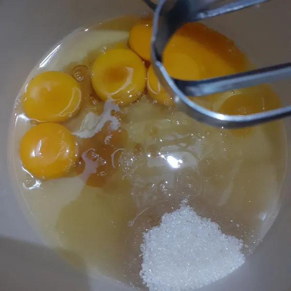 Pada wadah, letakkan telur ayam, gula pasir, madu, garam halus, vanili bubuk dan cake emulsifier.