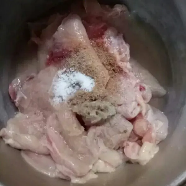 Pertama, cuci bersih ayam lalu iris tipis memanjang. Bumbui dengan bumbu halus kemudian diamkan 15 menit.