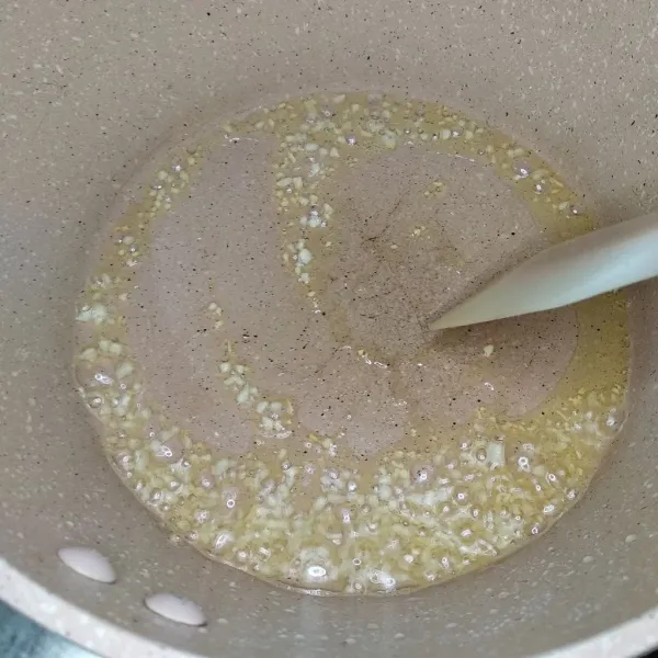Selanjutnya tumis bawang putih sampai harum.