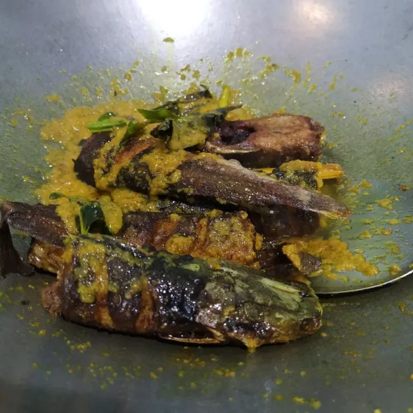 Masukkan lele yang sudah digoreng. Aduk rata.