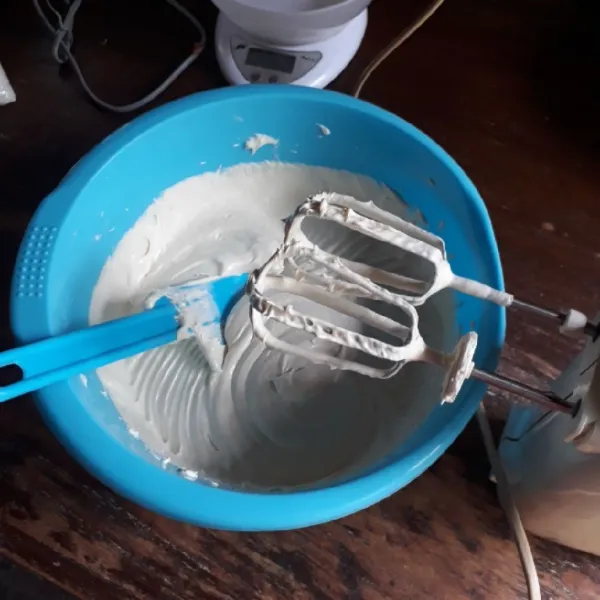 Tambahkan tepung terigu dan baking powder yang sudah diayak, mixer dengan kecepatan rendah asal rata saja.