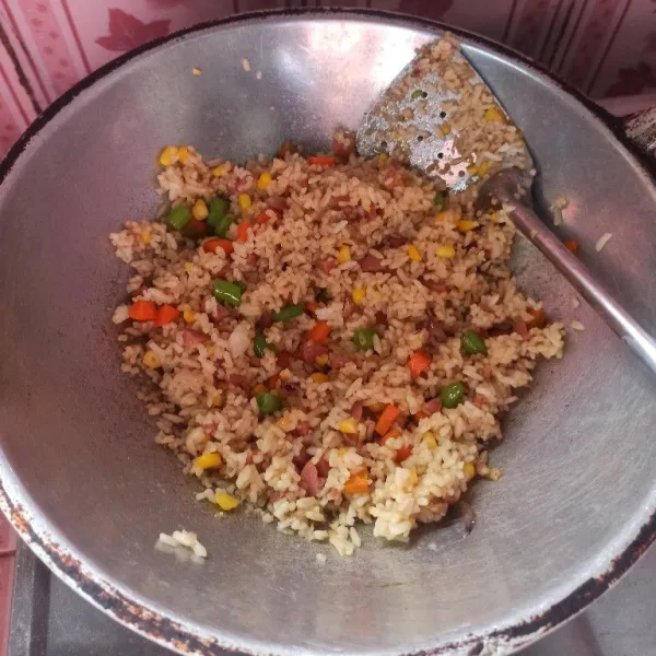 Tambahkan kaldu jamur, lada bubuk dan saus, aduk hingga tercampur rata dan jangan lupa koreksi rasanya terlebih dahulu.