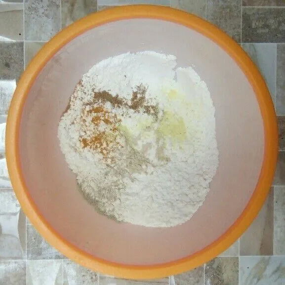 Di dalam mangkuk, masukkan tepung terigu, tepung beras dan bumbu.