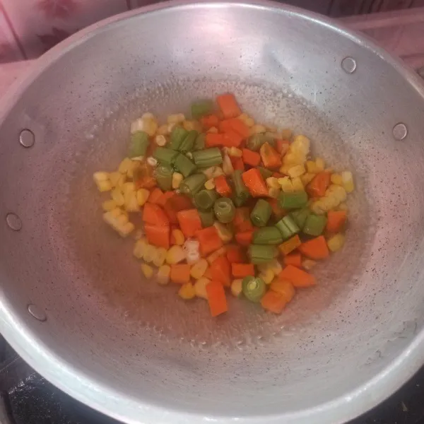 Rebus air hingga mendidih, setelah mendidih masukkan wortel, jagung dan buncis, rebus sampai empuk. Setelah itu angkat dan tiriskan.