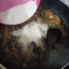 Masukkan santan bubuk, lada, gula, garam, kaldu bubuk.