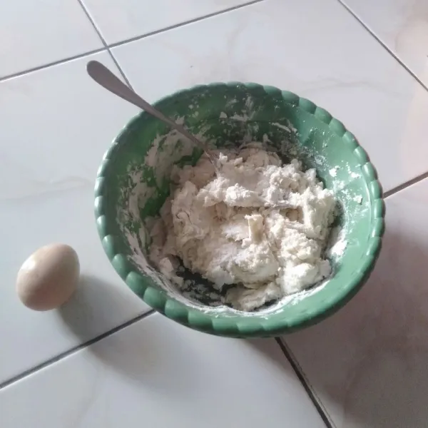 Tambahkan telur, lalu aduk hingga rata, uleni hingga kalis.