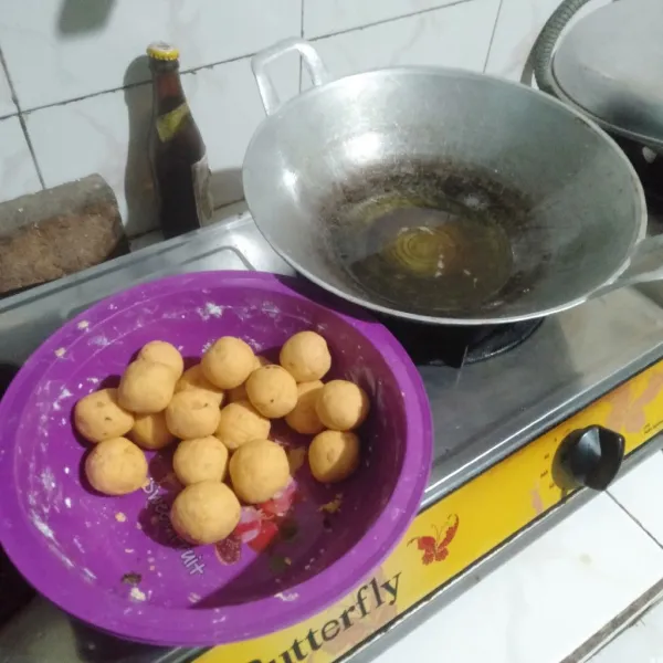 Goreng ubi di minyak yang sudah dipanaskan, goreng dengan api kecil, bolak balik hingga bola ubi matang merata, jika sudah matang, angkat dan tiriskan