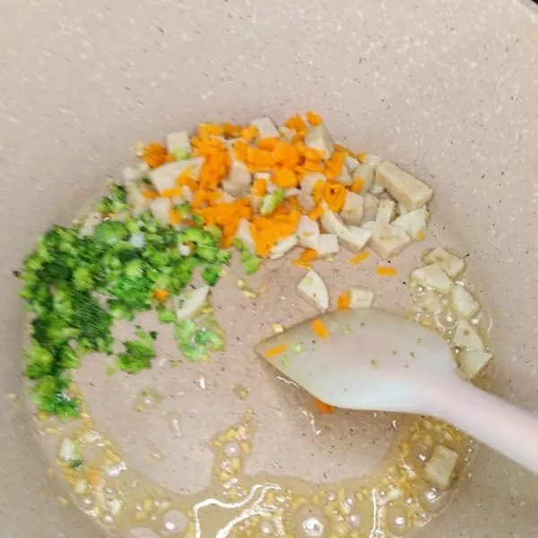 Lalu masukkan bakso, wortel, dan brokoli tumis sebentar.