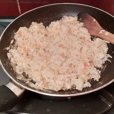 Kemudian aduk-aduk. Tambahkan garam, kaldu bubuk. Aduk-aduk hingga tercampur rata. Masak sampai nasi tanak.
