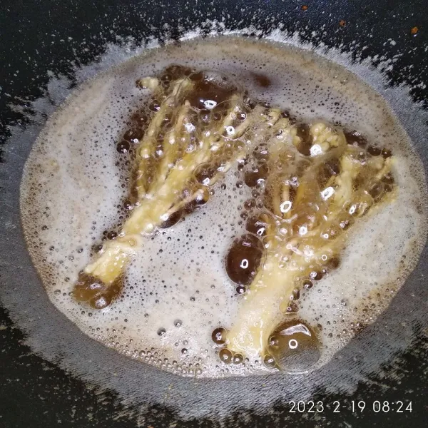 Selanjutnya goreng sampai kecoklatan angkat dan tiriskan, lalu ulangi langkah 4-6 sampai enoki habis.