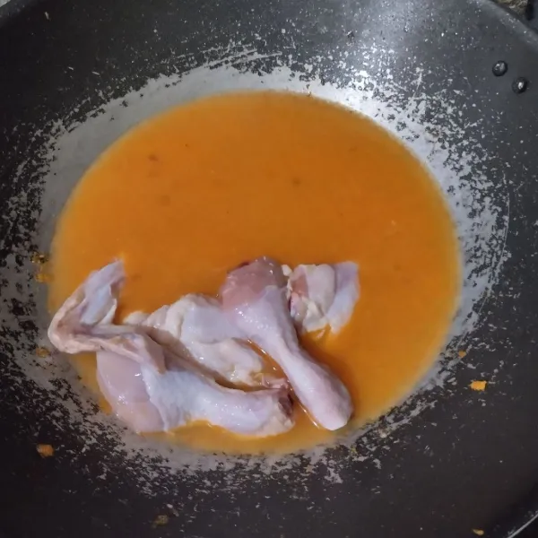 Tuang air, lalu masukkan ayam. Masak hingga ayam empuk.