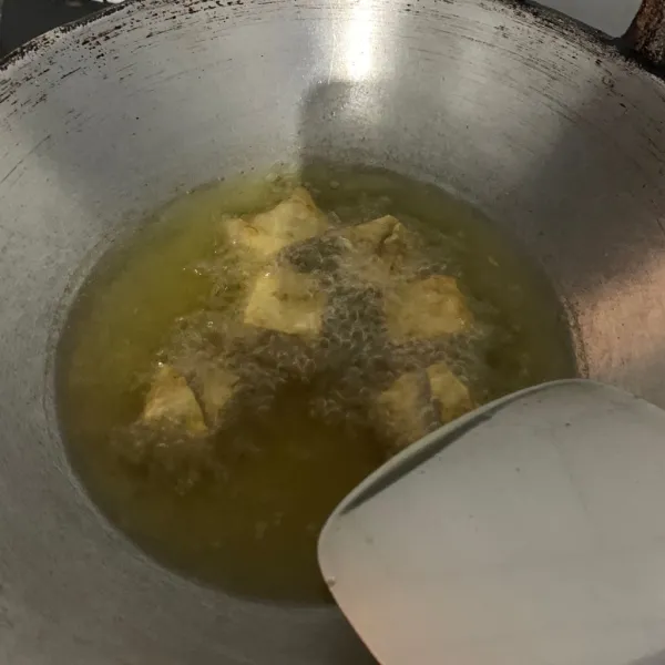 Goreng tempe hingga matang, angkat dan tiriskan.