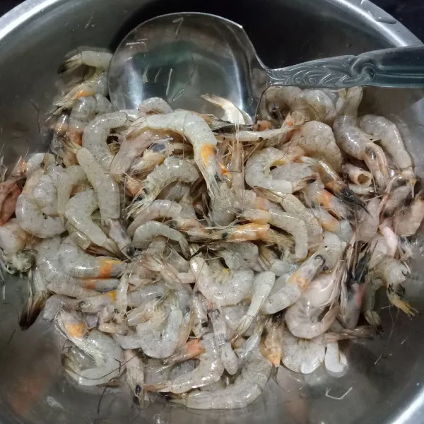 Siapkan udang yang sudah dicuci bersih.