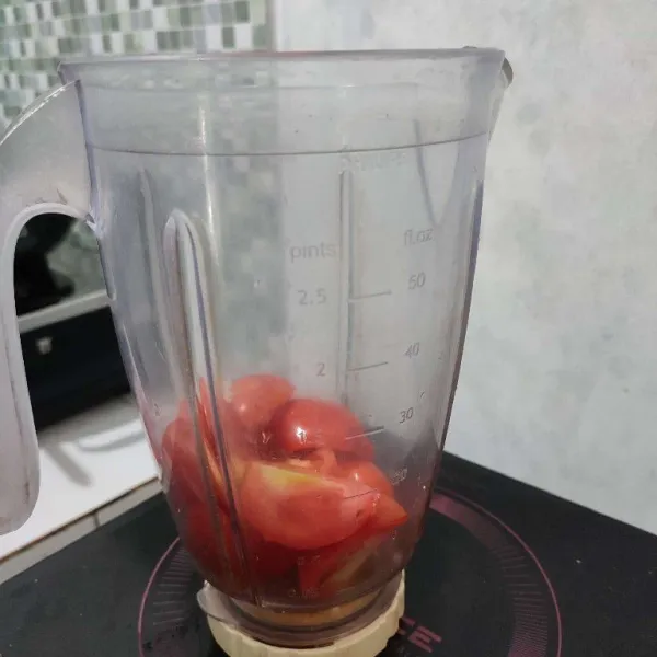 Masukkan potongan tomat ke dalam blender.
