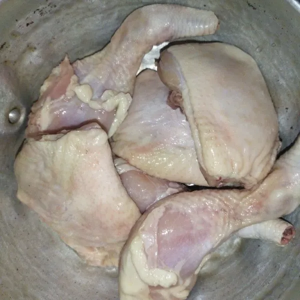 Siapkan daging ayam yang sudah dipotong, lalu tata di panci.