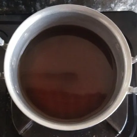 Rebus gula merah dengan air hingga mendidih. Tambahkan irisan nangka dan rebus hingga nangka matang.