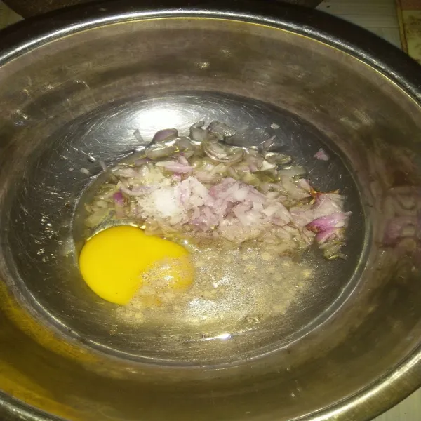 Masukkan bawang merah, telur, garam dan lada bubuk. Kocok sampai rata.
