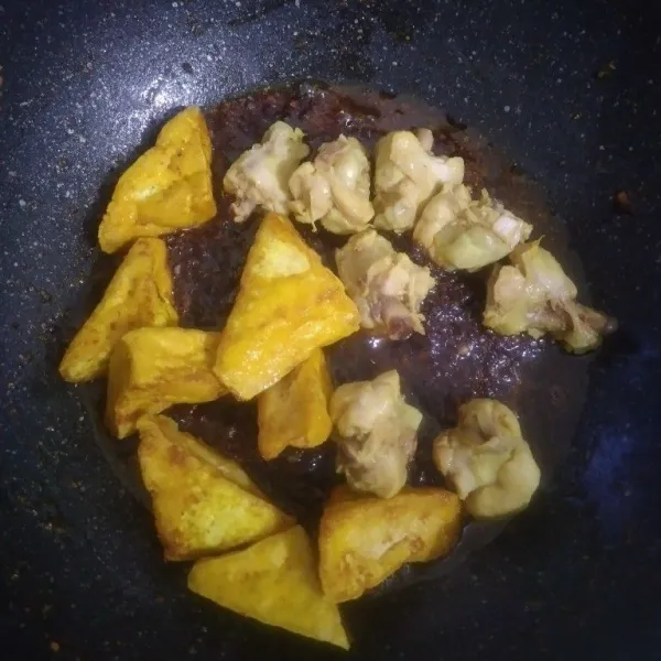 Masukkan tahu dan daging. Aduk merata.