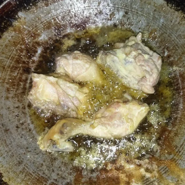 Lalu celupkan daging ayam ke dalam adonan kremes, goreng hingga matang, angkat lalu sajikan.