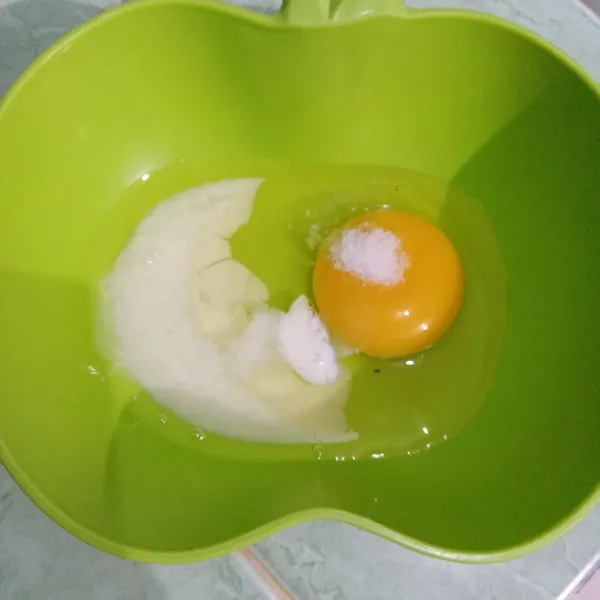 Tuang larutan tepung maizena dalam mangkuk yang berisi telur dan garam.