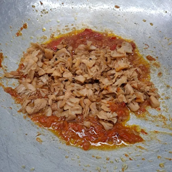 Masukkan mandai yang sudah digoreng. Aduk rata dengan tumisan.