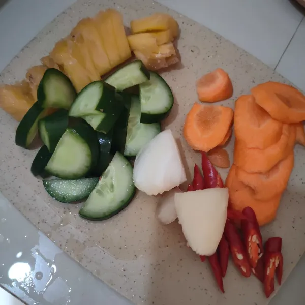 Potong nanas, mentimun, wortel, bawang bombay dan cabe merah.