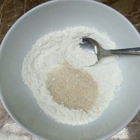 Campur tepung  terigu, vanili bubuk, garam dan gula pasir.
