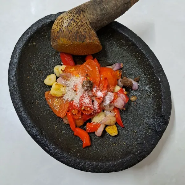 Ulek halus bahan sambal yang sudah digoreng, terasi, garam, kaldu jamur dan gula pasir.