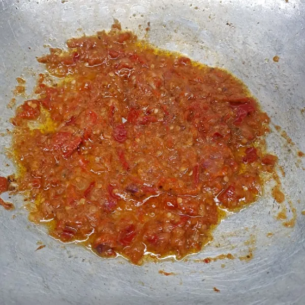 Tumis ulekan sambal dengan minyak goreng secukupnya.