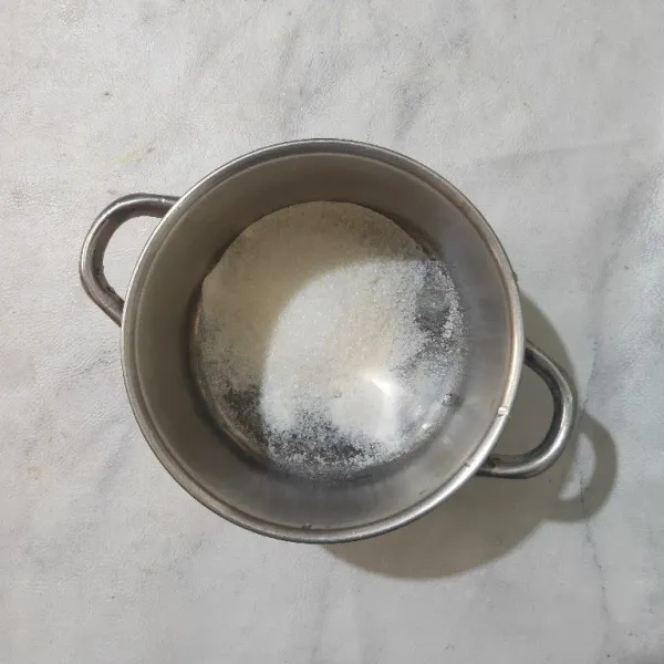 Masukkan bubuk agar-agar dan gula pasir ke dalam panci.