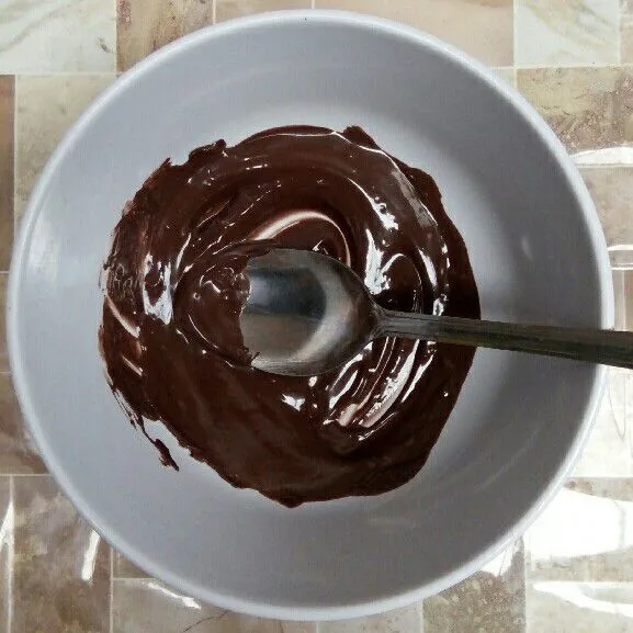 Lelehkan coklat dengan teknik double bowl. Pastikan semua coklat leleh dengan sempurna.