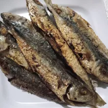 Siapkan ikan pindang yang sudah digoreng.