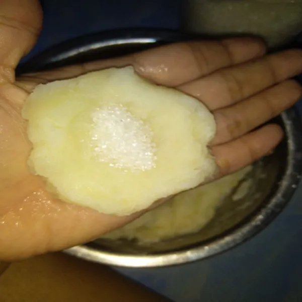 Ambil secukupnya adonan singkong, pipihkan sedikit, kemudian isi dengan 1sdt gula pasir (banyaknya gula sesuai selera)